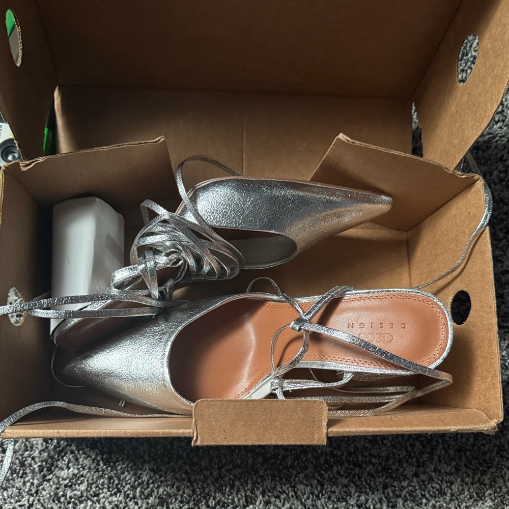 Women silver pointed heel
